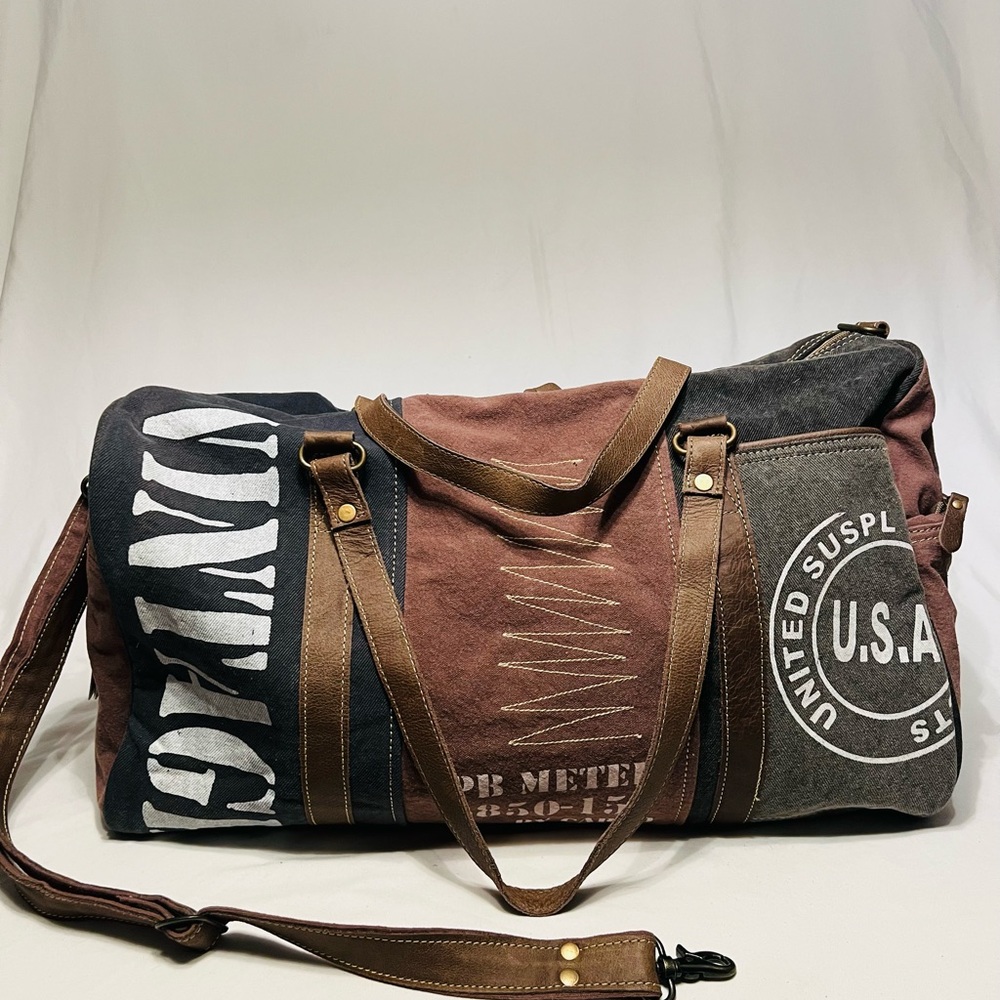 Weekend bag made from canvas and leather